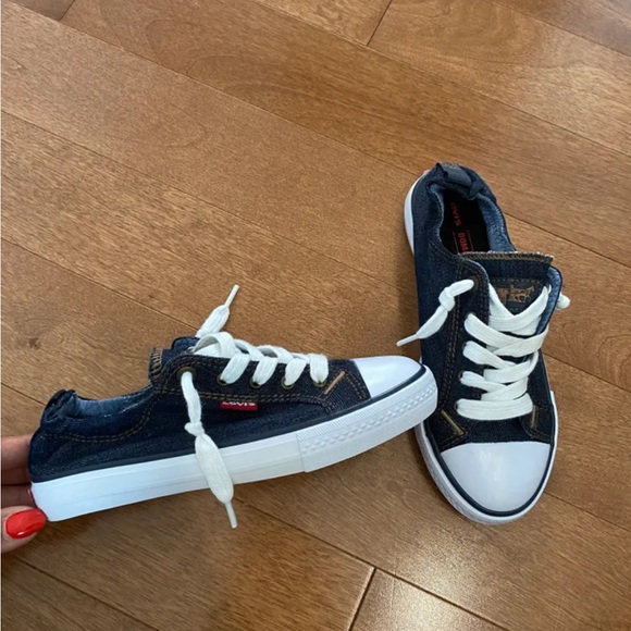 ✨NWOT | Levi’s denim kids slip on sneakers | Size US2 - Picture 2 of 5